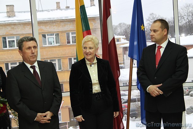 Lietuvas vēstnieks Latvijā Antanas Vaļonis (no kreisās) sagaida Lietuvas Seimas priekšsēdētāju Irenu Degutieni un Latvijas Saeimas priekšsēdētāju Gund 40090