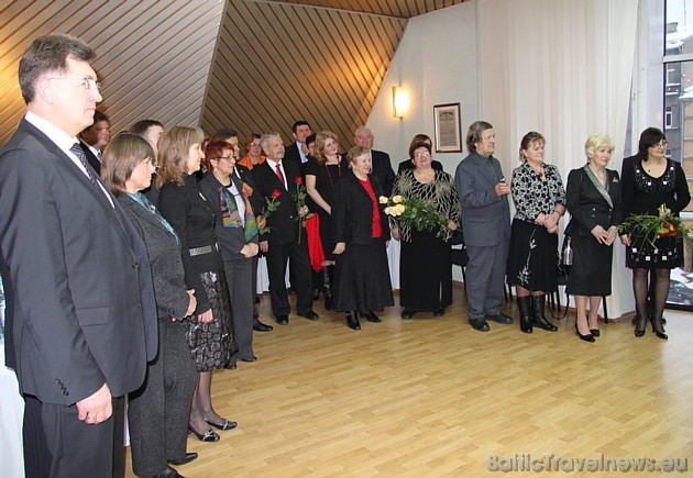 Svinību viesi sirsnīgi sagaida Lietuvas Seimas priekšsēdētāju Irenu Degutieni un Latvijas Saeimas priekšsēdētāju Gundaru Daudzi 40091