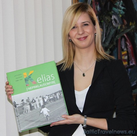 Firmas Globerta projektu menedžere Egle Eidukevičiūte saņem īpašu grāmatu no Lietuvas Seimas priekšsēdētājas 40099