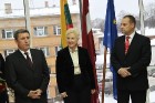 Lietuvas vēstnieks Latvijā Antanas Vaļonis (no kreisās) sagaida Lietuvas Seimas priekšsēdētāju Irenu Degutieni un Latvijas Saeimas priekšsēdētāju Gund 2