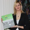 Firmas Globerta projektu menedžere Egle Eidukevičiūte saņem īpašu grāmatu no Lietuvas Seimas priekšsēdētājas 11