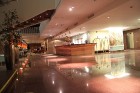 Viesnīcas Nordic Hotel Forum foajē un viesu uzņemšanas dienests. Viesnīcā ir 267 mumuriņi, tai skaitā 249 divvietīgi numuriņi, 10 Double De Lux numuri 2
