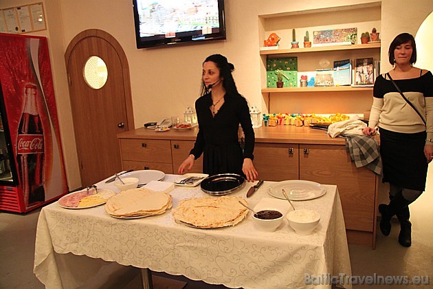 Restorāna Murales īpašniece Ticiana Kesa māca pasākuma viesus gatavot tradicionālus itāļu ēdienus 40315