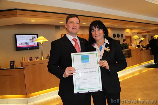 Radisson Blu Hotel Daugava pārstāvji, saņemot Zaļās atslēgas sertifikātu 40704