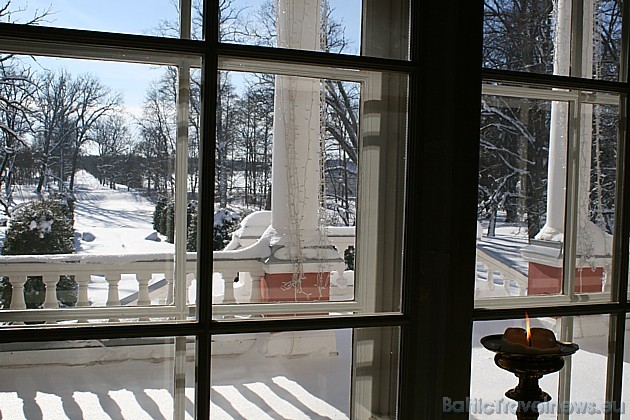Skats caur muižas ēkas logu uz sniegoto parku... 41031