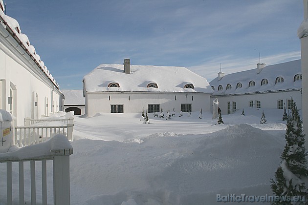 Viesnīcas iekšpagalms ziemā gan ir baltā sniega klāts, taču vasarā šeit ir izveidots brīnišķīgs dārzs 41047
