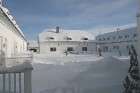 Viesnīcas iekšpagalms ziemā gan ir baltā sniega klāts, taču vasarā šeit ir izveidots brīnišķīgs dārzs 8