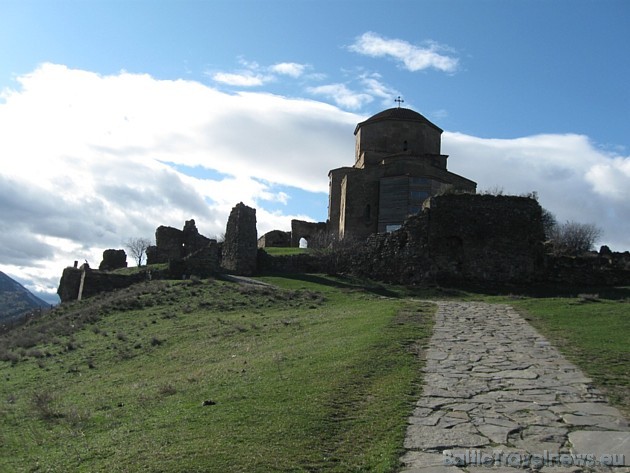 Virs kādreizējās galvaspilsētas Mtskheta kalna galā atrodas Jvari jeb Svētā Krusta klosteris 41416