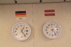 Uz kuģa dzīve notiek pēc Vācijas laika, bet par LV laiku atgādina pulkstenis 16