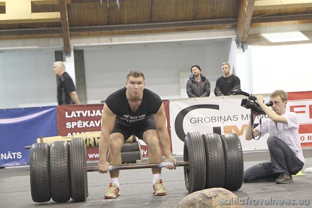 Labākie atlēti šajā vingrinājumā atrāva no zemes 190 kg stieni ar riepām divdesmit reizes 41549