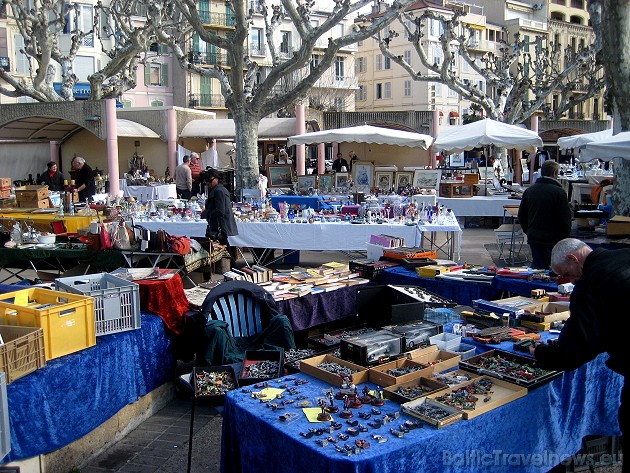 Katru sestdienu de la Liberte alejā tiek rīkots antikvariāta tirdziņš, kur var atrast unikālus suvenīrus 41931