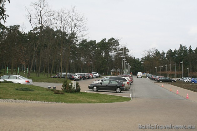 Viesnīcas Holiday Inn Warsaw Jozefow plašā automašīnu stāvvieta 42226