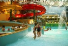 Akvaparkā pie baseiniem ierīkoti astoņu un desmit metru augsti torņi ar dažāda veida slīdkalniņiem 20
