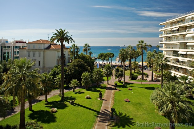 Skats uz viesnīcas parku un jūru. Vairāk informācijas iespējams atrast interneta vietnē www.grand-hotel-cannes.com 42356