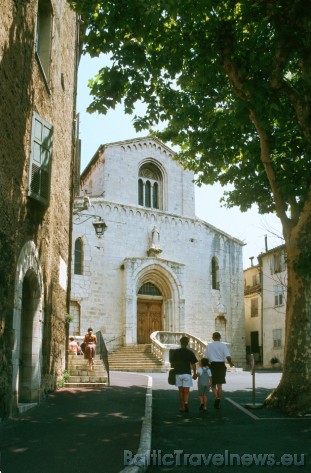 Vecpilsētā atrodas brīnišķīga 13. gadsimta Dievmātes katedrāle (Notre Dame du Puy), kurā glabajas Lui Brea, Fragonarda un Rubensa darbi 42374