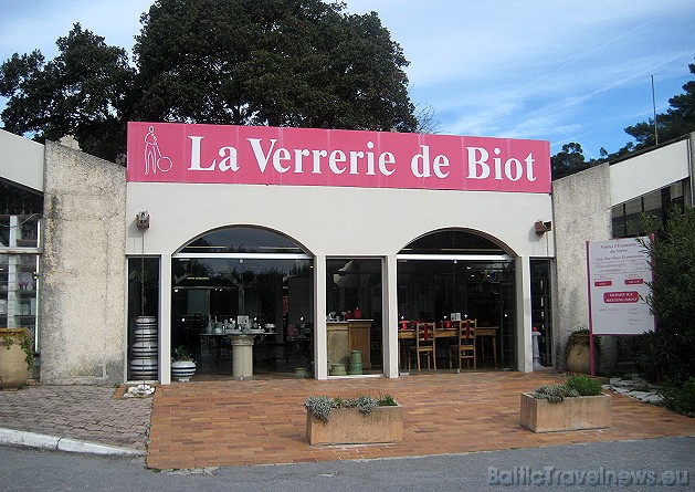 Viens no populārākajiem tūrisma objektiem Biot pilsētā ir stikla pūtēju darbnīca La Verrerie de Biot 42611