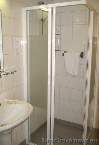 Dušas un WC telpa. Katrā viesnīcas numurā ir dušas kabīne vai vanna 42715
