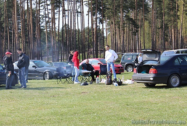 Daudzi drifta līdzjūtēji iekārto ērtus grila galdiņus un bauda sacensības 42955