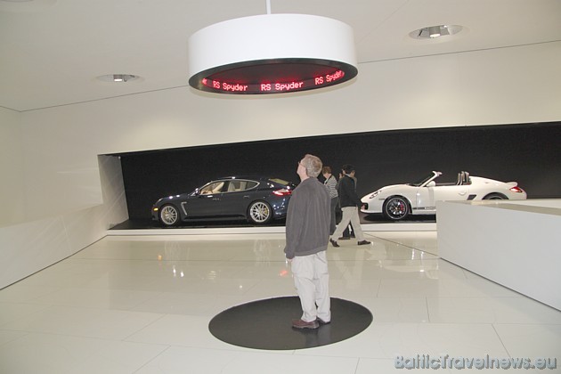 Apstājoties aplī, viesis var izbaudīt dažādu Porsche izpūtēju skaņas 43056