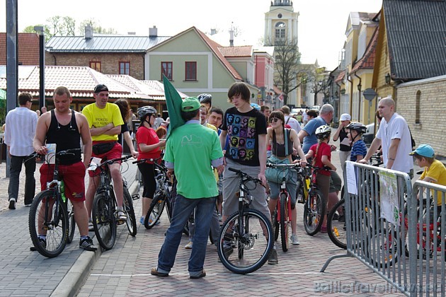 Startam gatavojas velo orientēšanās sacensību dalībnieki 43415