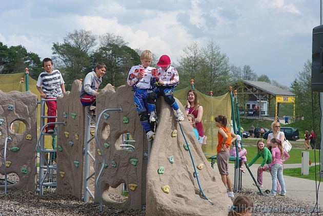 BMX sacensību dalībnieki atpūšas Piedzīvojumu parkā 43420