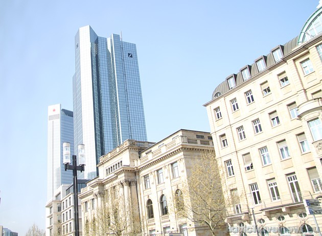 Visas Vācijas lielākās bankas savu varenumu pierāda ar torņu augstumu 43637