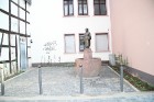 Pagalma skulptūra/piemineklis, kas dienas laikā apšļaksta ielas gājējus 5