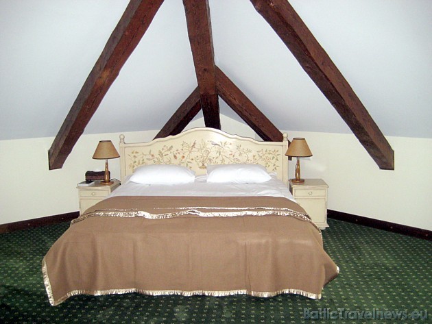 Viesnīcas istabas iekārtotas ar ekoloģiskām mēbelēm, kas izgatavotas tikai no dabīgā kokmateriāla, virsmas krāsotas, vaskotas un eļļotas, lietojot dab 43657
