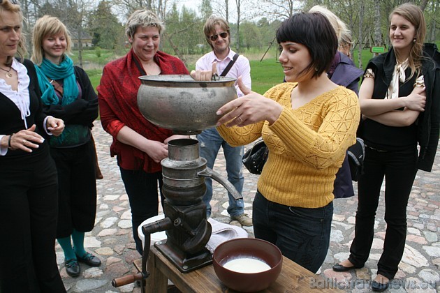 Muzejā apmeklētāji var piedalīties sviesta kulšanas procesā 43695