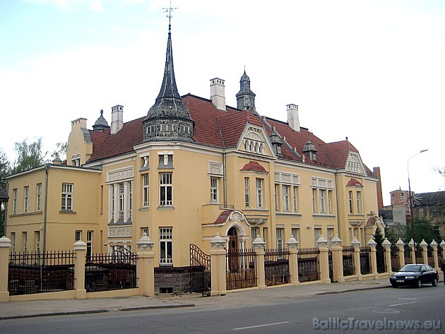 Šauļos dzīvojošā ādas fabrikanta H. Frenkeļa villa, uzcelta 1908. g. – vienīgā Šauļos un ir viena no nedaudzajiem Lietuvā esošiem XX gs. sāk. modernās 43871