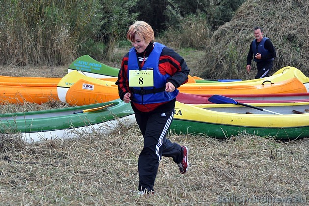 Laivotājiem pēc 7 kilometriem uz ūdens vēl jājaspēj finišā veikt īstu sprintu pa stāvo Daugavas krastu 43929