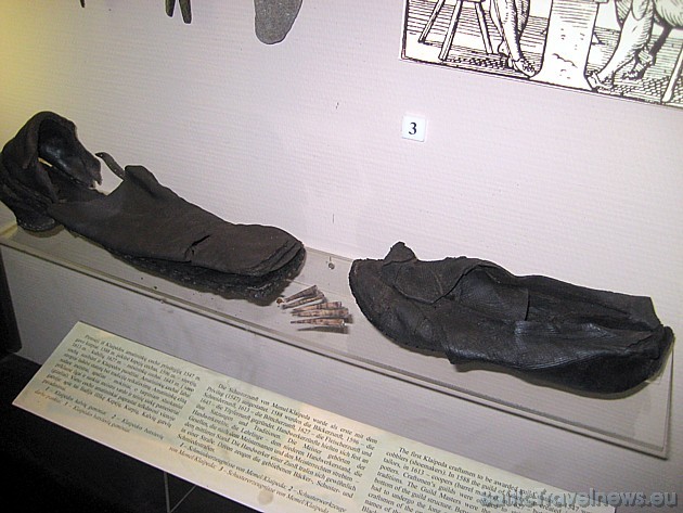 Muzeja ekspozīcijā ir iespējams aplūkot senus priekšmetus, tai skaitā arī apavus 44157