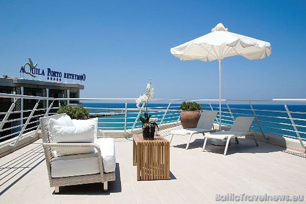 No viesnīcas terases paveras skats uz zilajiem Krētas ūdeņiem 44201