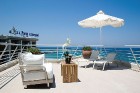 No viesnīcas terases paveras skats uz zilajiem Krētas ūdeņiem 10