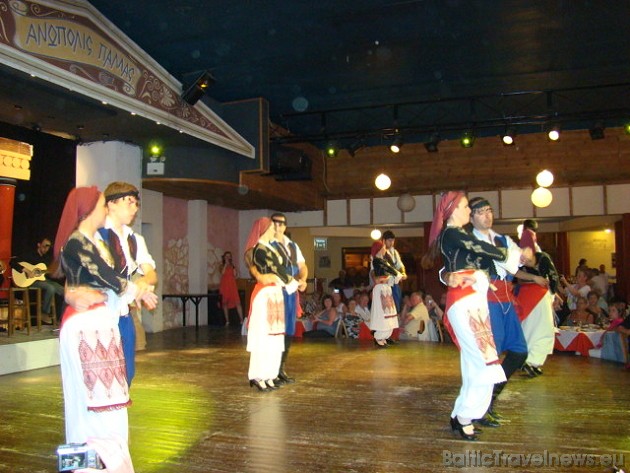 Vietējie dejotāji skaistos nacionālos tērpos un tautas mūzikas instrumentu pavadījumā demonstrē viesiem deju mākslu 44337