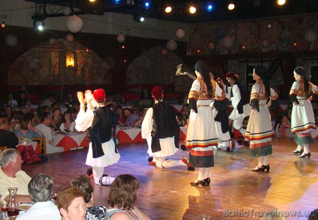 Deju priekšnesumi, ar gardiem lauku cienastiem pilni galdi, kā arī mājas vīns - tas ir īsts grieķu vakars Krētas tavernā 44346