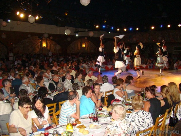 Tradicionālā grieķu atmosfēra dod iespēju izbaudīt grieķu nacionālo deju ritmus un klausīties bouzouki mūziku 44347