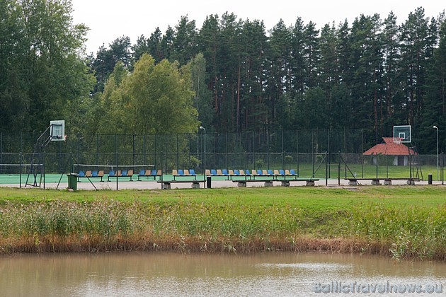 Lejastiezumu teritorijā atrodas tenisa korti, basketbola laukums, futbola laukums, volejbola laukums 44430