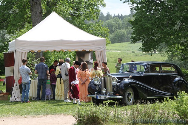 Dikļu pils prezentējas ar senlaicīgu Rolls-Royce 44534