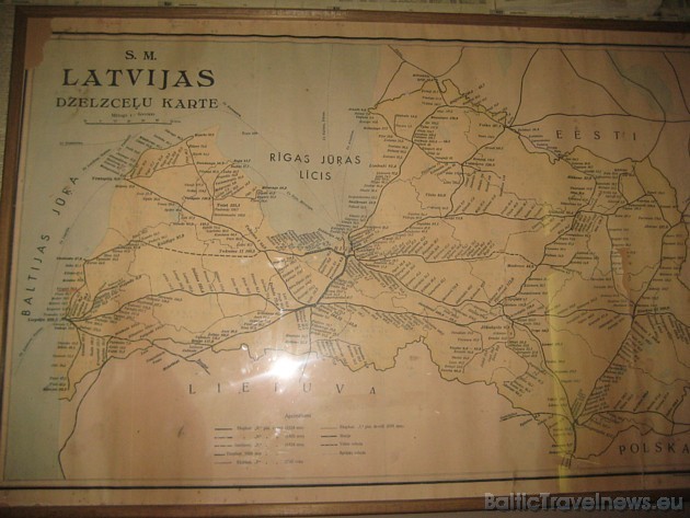 Pie sienas saglabājusies vēl Latvijas dzelzceļa karte 44580