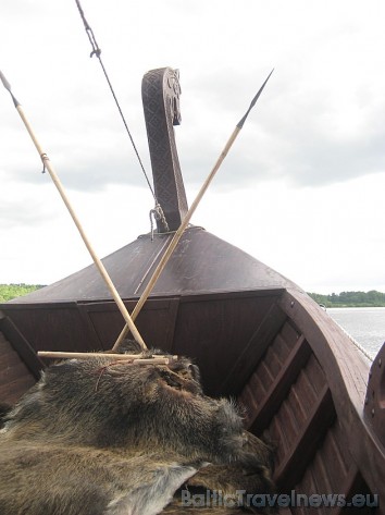 Vikingu laivā tūristu ērtībai ir ieklātas mežacūku ādas 44660