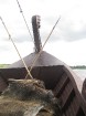 Vikingu laivā tūristu ērtībai ir ieklātas mežacūku ādas 4