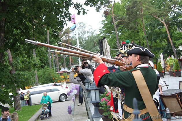 Ar zalvi tika atklāta Līgavu parāde 2010 44816