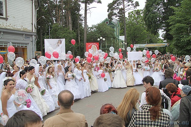 Līgavu parāde ik pa brīdim gājienā veica pieturas punktus 44841