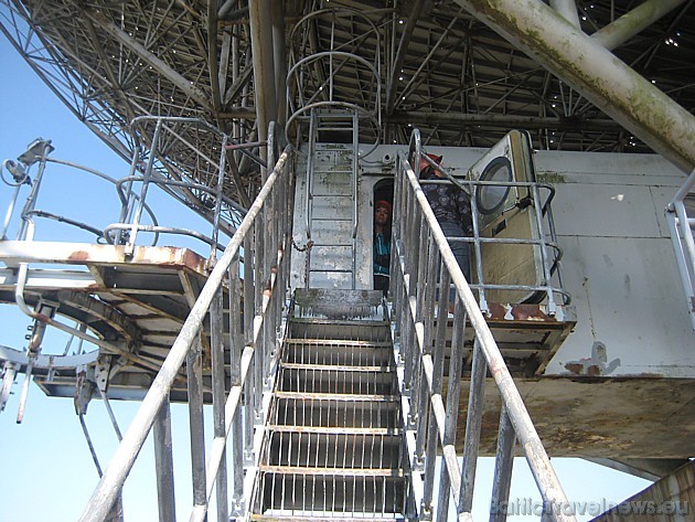 Ekskursantiem ir iespējams uzkāpt antenas augštāvos līdz zemspoguļa kabīnei 45171