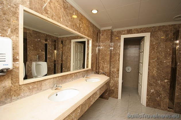 Katrā viesnīcas numuriņā ir standartiekārtojuma vannasistaba - duša vai vanna, fēns, tualete 45259