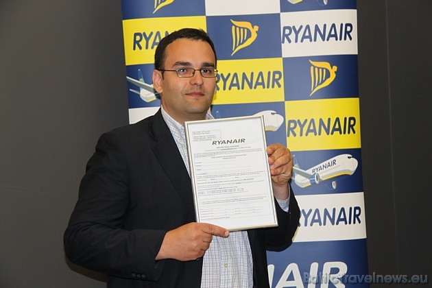 21.06.2010 zemo cenu lidsabiedrība Ryanair starptautiskajā lidostā Rīga sveica savu četrmiljono pasažieri 45469