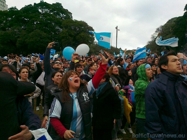 Futbola fanu emocijas Buenosairesā. Mobilā telefona foto: www.relaksture.lv 45625