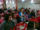 Buenosairesas kafejnīcās cilvēki ēd un vēro futbola spēli. Mobilā telefona foto: www.relaksture.lv 17