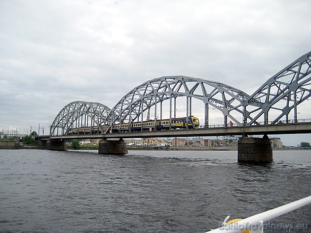 Daugavas upi šķērso vairāki tilti 45651